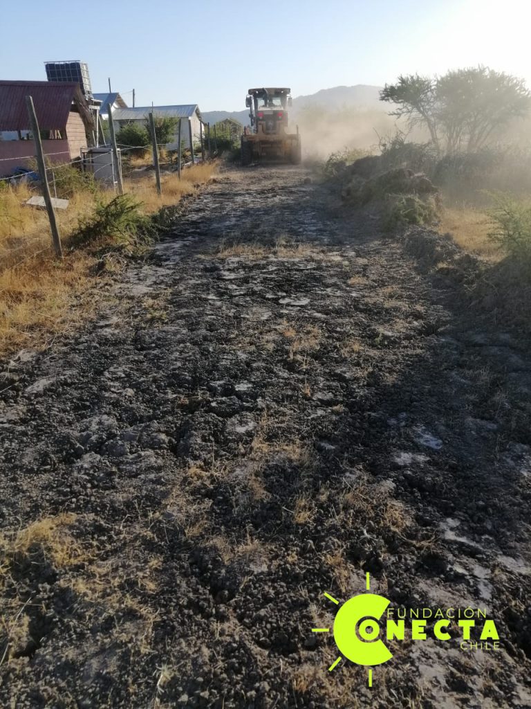 Máquina Motoniveladora haciendo los cortafuegos en Parcelas Miguel, Don Pedro, Javier en Cauquenes. Operativo prevenir incendios Cauquenes